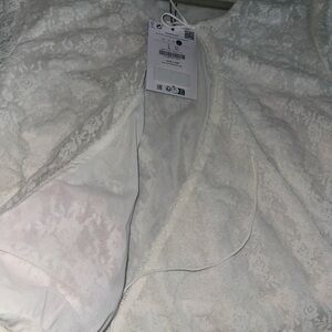 Blond Lace long sleeve T-shirt with a crossover necklineT-Shirts-Woman | Bershka